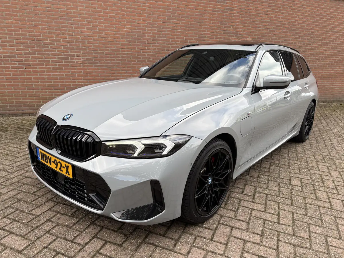 330e M Sport Pano 19"