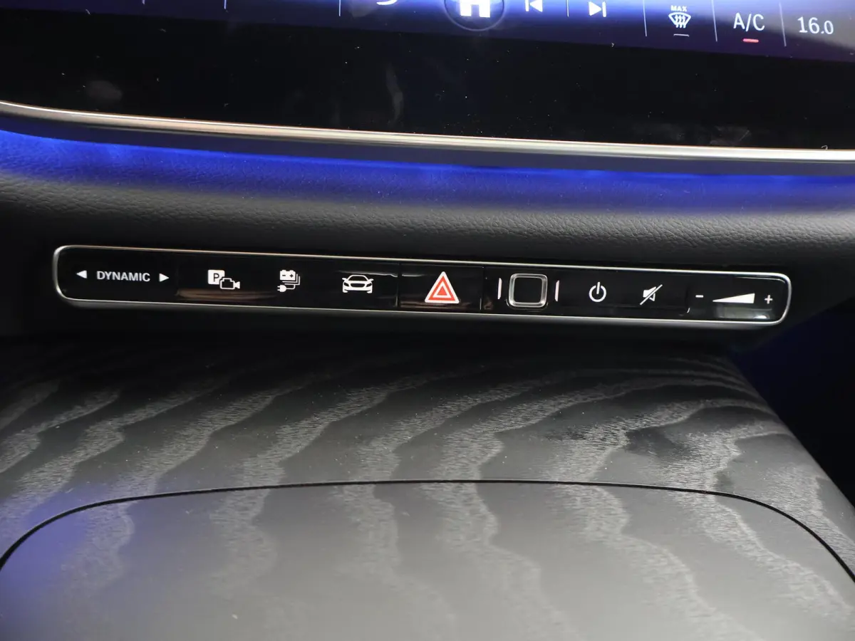 300e Sport Edition | Premium-pakket | Nightpakket | Dodehoekassistent | 360° camera | Stoel ventilatie voor |