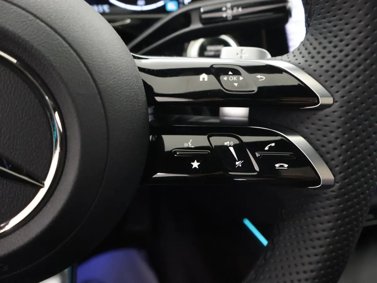 300e Sport Edition | Premium-pakket | Nightpakket | Dodehoekassistent | 360° camera | Stoel ventilatie voor |