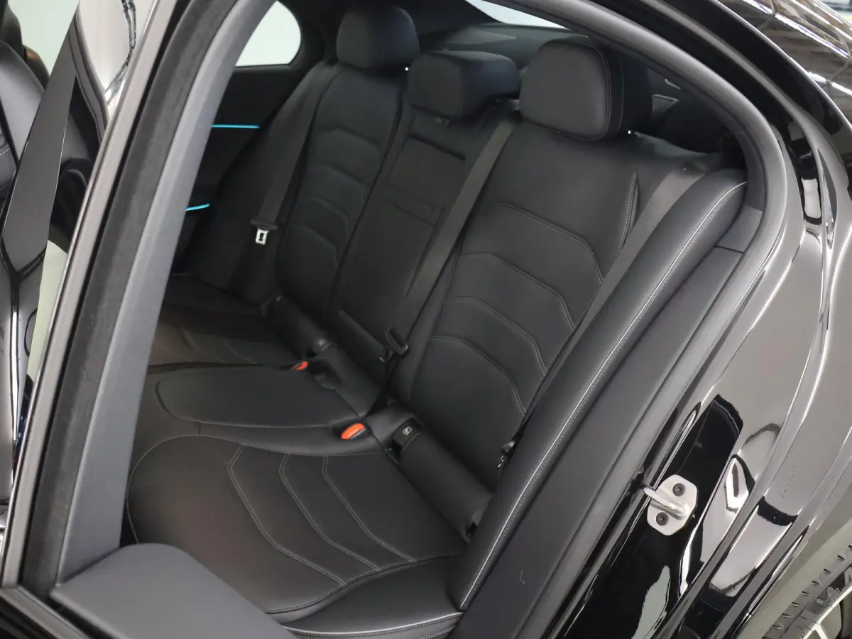 300e Sport Edition | Premium-pakket | Nightpakket | Dodehoekassistent | 360° camera | Stoel ventilatie voor |