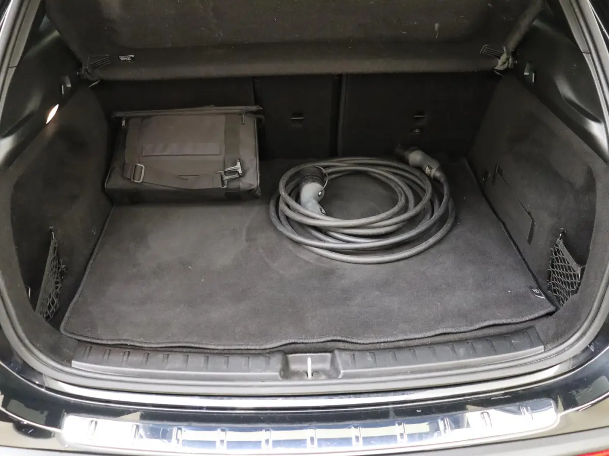 250 AMG Line 67 kWh Nightpakket / Stoelverwarming / 19'' vijf-dubbelspaaks / Parkeercamera
