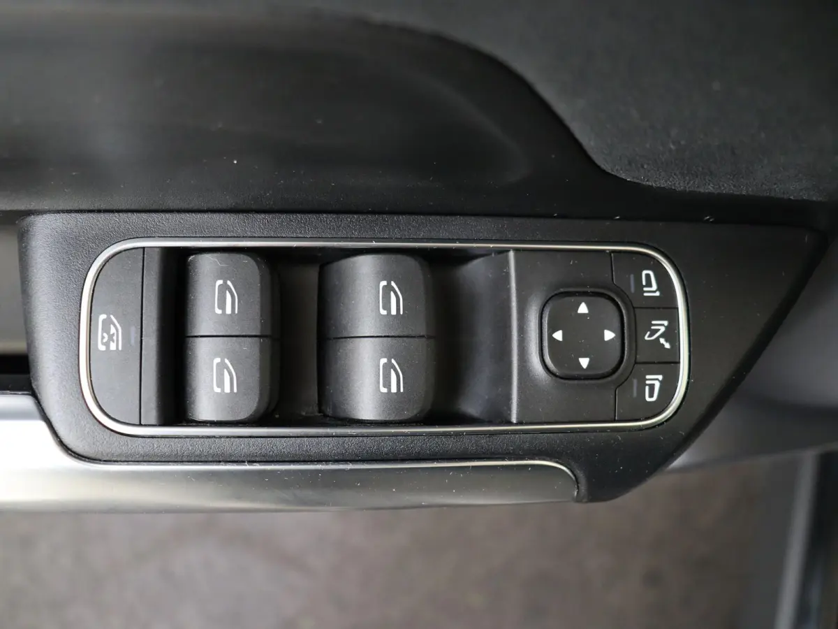 250 AMG Line 67 kWh Nightpakket / Stoelverwarming / 19'' vijf-dubbelspaaks / Parkeercamera