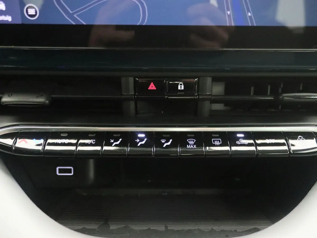 RED 42 kWh | Apple Carplay/Android Auto | Achteruitrijcamera | Stoelverwarming | Lichtmetalen Velgen |