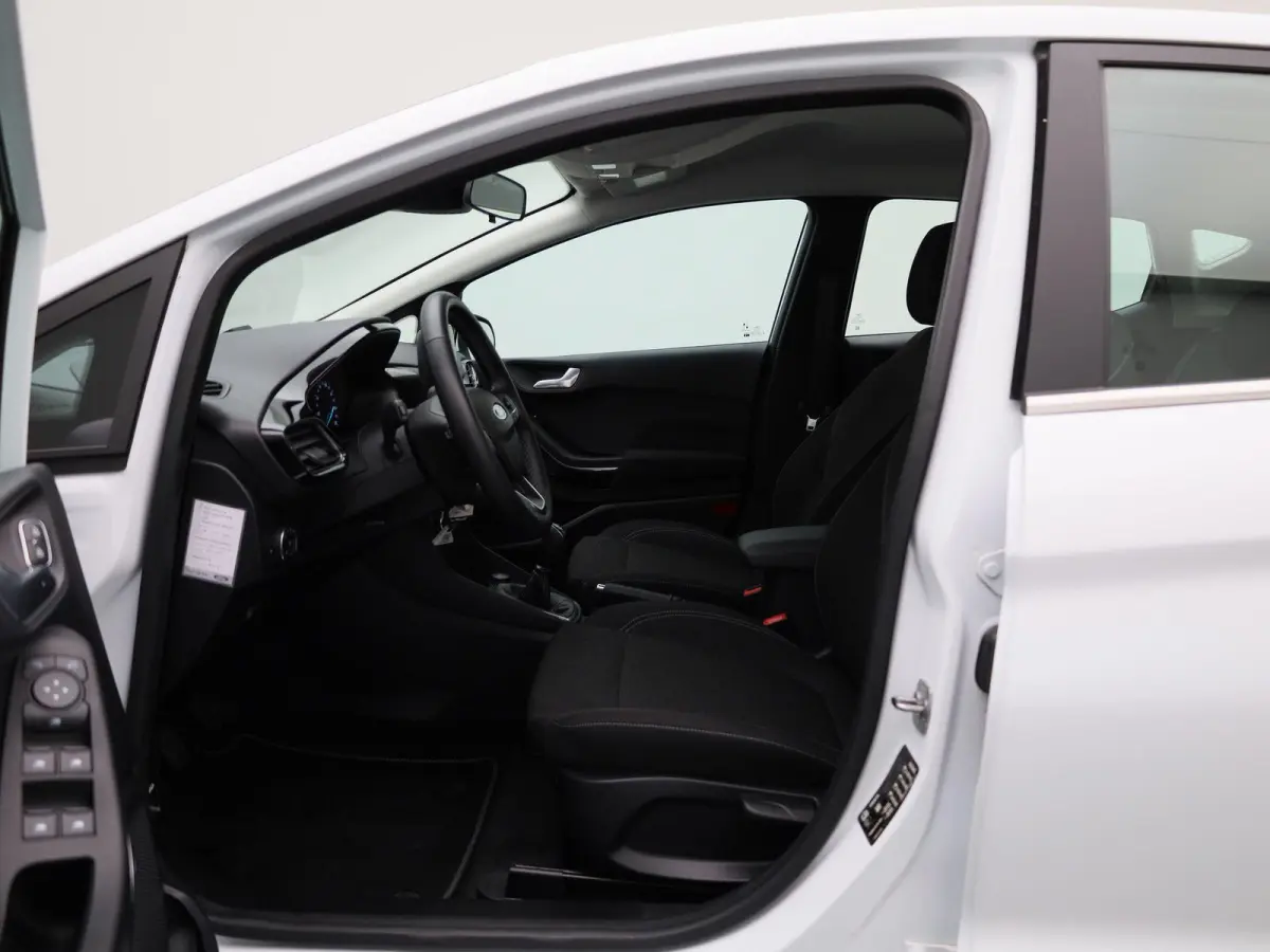 1.0 EcoBoost Hybrid Titanium | Apple Carplay/Android Auto | Parkeersensoren | Airconditioning | Lichtmetalen Velgen |