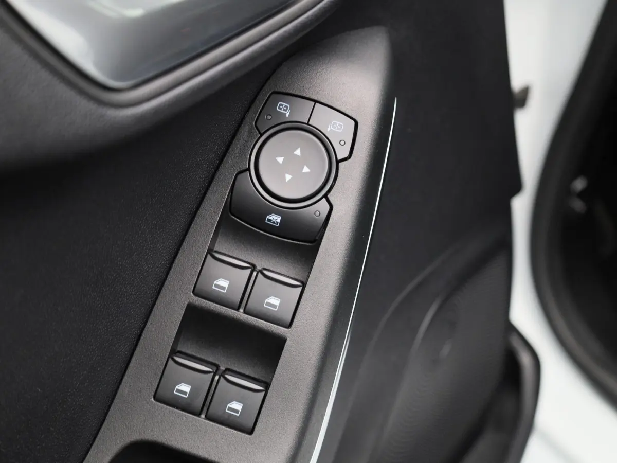 1.0 EcoBoost Hybrid Titanium | Apple Carplay/Android Auto | Parkeersensoren | Airconditioning | Lichtmetalen Velgen |