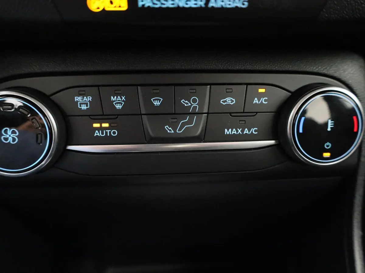 1.0 EcoBoost Hybrid Titanium | Apple Carplay/Android Auto | Parkeersensoren | Airconditioning | Lichtmetalen Velgen |