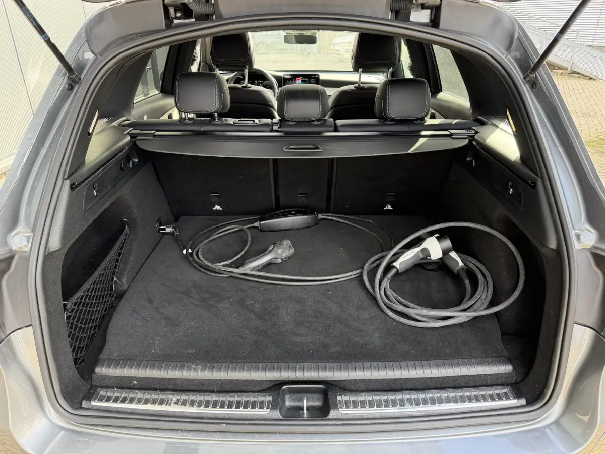 4MATIC AMG Line 20"/Panoramadak/Trekhaak/Leder/Stoelverwarming + ventilatie//Keyless/Treeplanken/Apple Carplay & Android Auto/Alarm