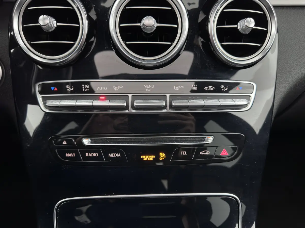 250 d 4MATIC Prestige Aut. *PANO | HEAD-UP | LEATHER | FULL-LED | DISTRONIC | BURMESTER | MEMORY-PACK | HEATED-SPORTSEATS | BLIND-SPOT | NAVI-FULLMAP | PRIVACY-GLASS | SHIFT-PADDLES | ECC | 