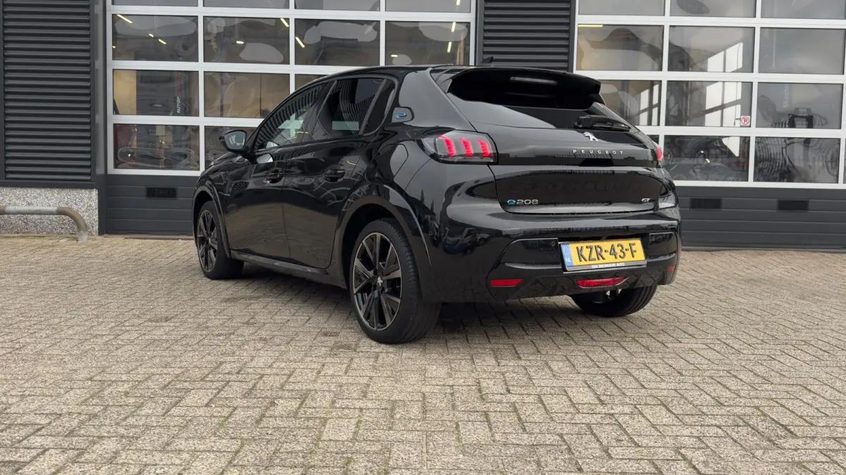 GT 50 kWh | Dodehoekdetectie | Stoel verwarming | Camera | Apple Carplay Android Auto | Parkeersensoren | | Achteruitrijcamera | Hemelbekleding donker | Lederen stuurwiel