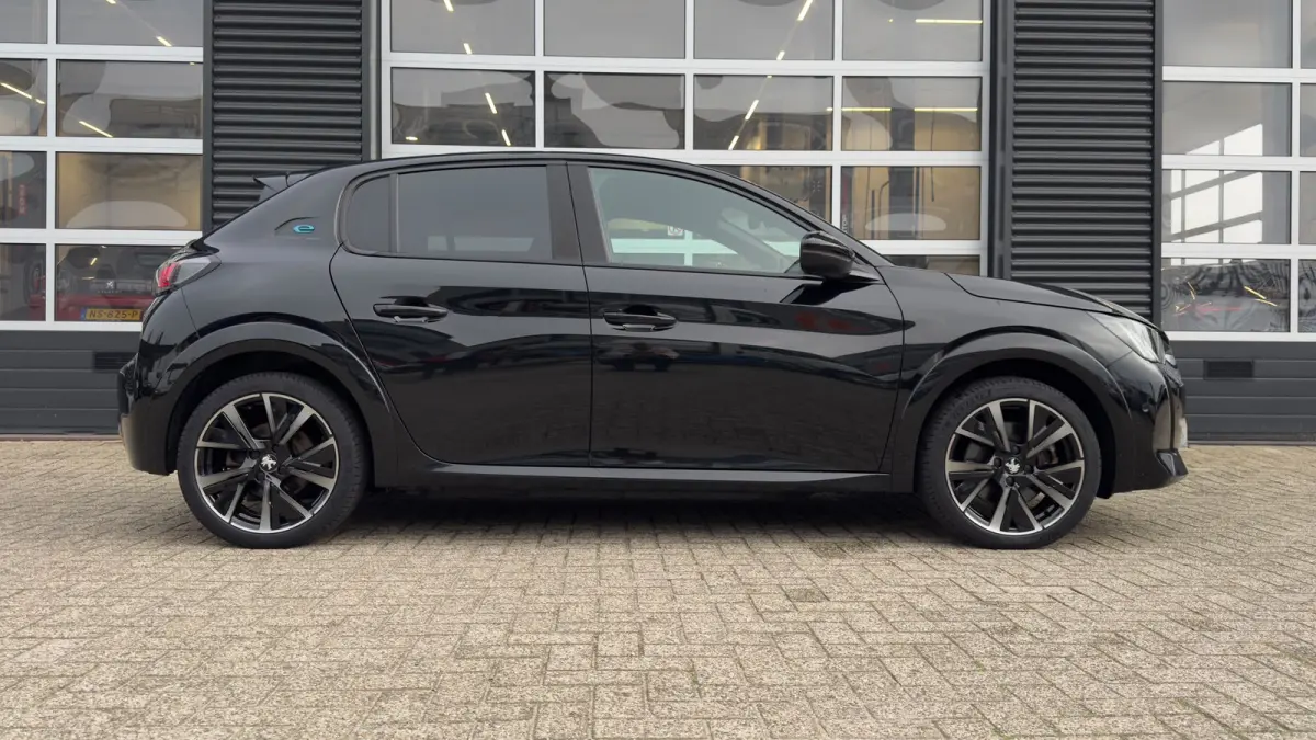 GT 50 kWh | Dodehoekdetectie | Stoel verwarming | Camera | Apple Carplay Android Auto | Parkeersensoren | | Achteruitrijcamera | Hemelbekleding donker | Lederen stuurwiel