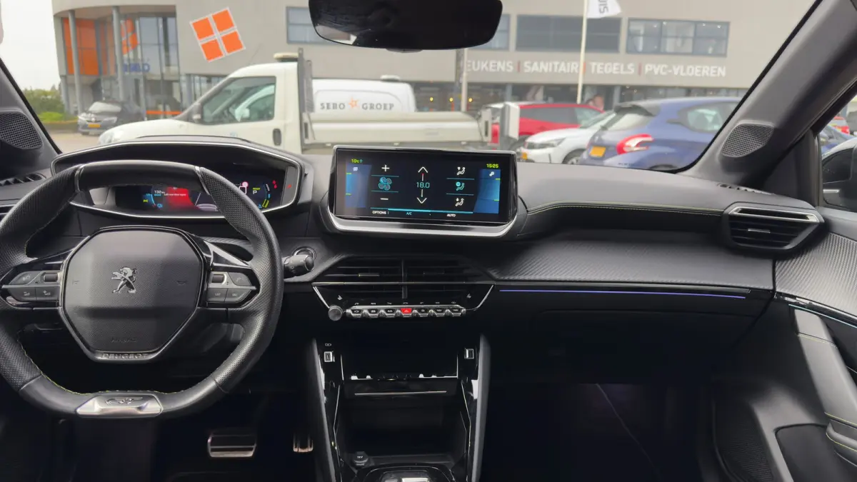 GT 50 kWh | Dodehoekdetectie | Stoel verwarming | Camera | Apple Carplay Android Auto | Parkeersensoren | | Achteruitrijcamera | Hemelbekleding donker | Lederen stuurwiel