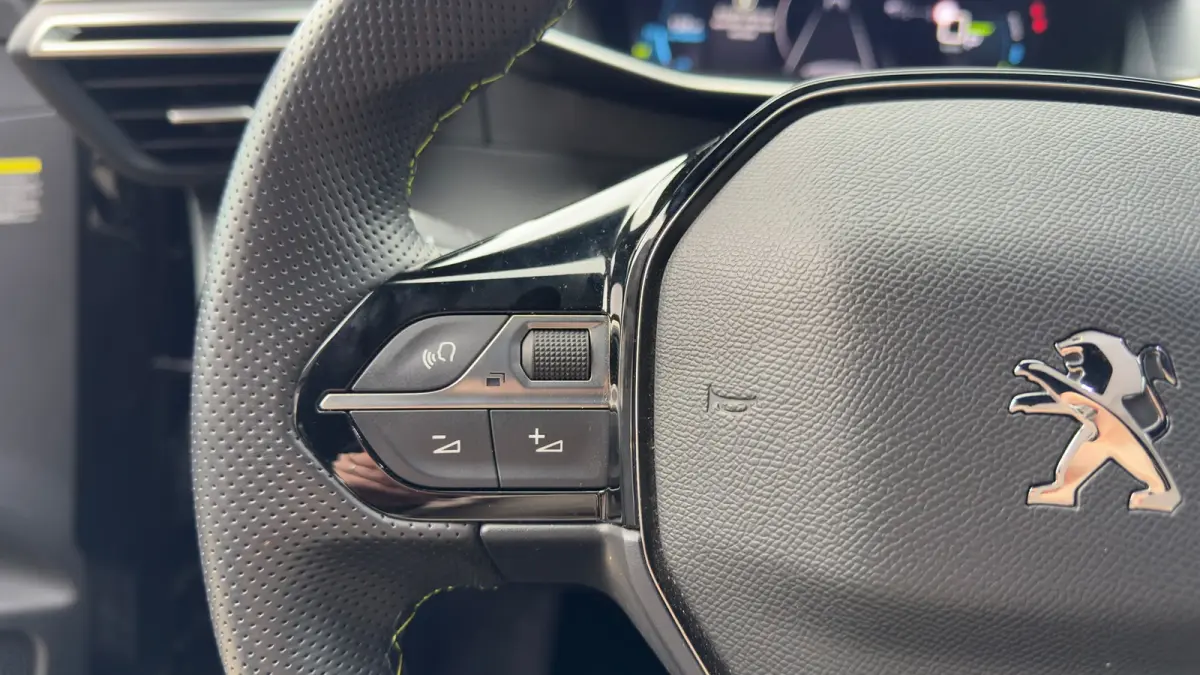 GT 50 kWh | Dodehoekdetectie | Stoel verwarming | Camera | Apple Carplay Android Auto | Parkeersensoren | | Achteruitrijcamera | Hemelbekleding donker | Lederen stuurwiel