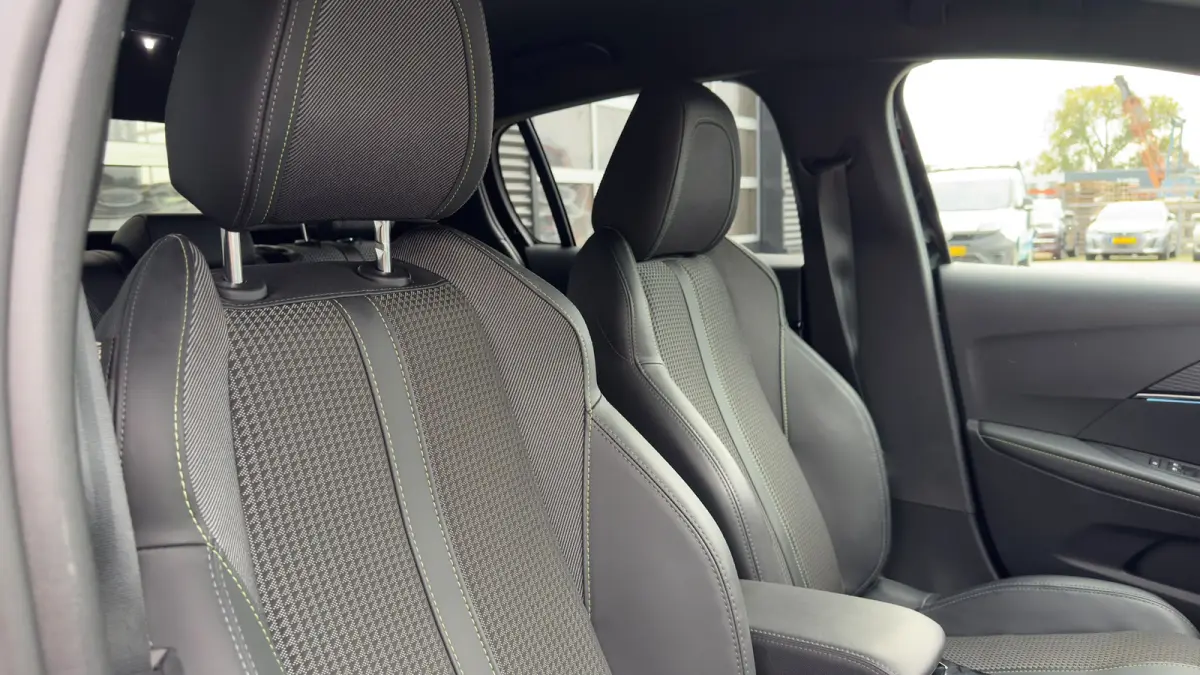 GT 50 kWh | Dodehoekdetectie | Stoel verwarming | Camera | Apple Carplay Android Auto | Parkeersensoren | | Achteruitrijcamera | Hemelbekleding donker | Lederen stuurwiel