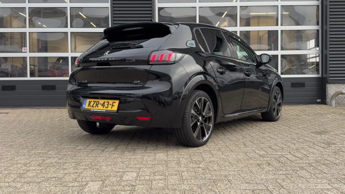 GT 50 kWh | Dodehoekdetectie | Stoel verwarming | Camera | Apple Carplay Android Auto | Parkeersensoren | | Achteruitrijcamera | Hemelbekleding donker | Lederen stuurwiel