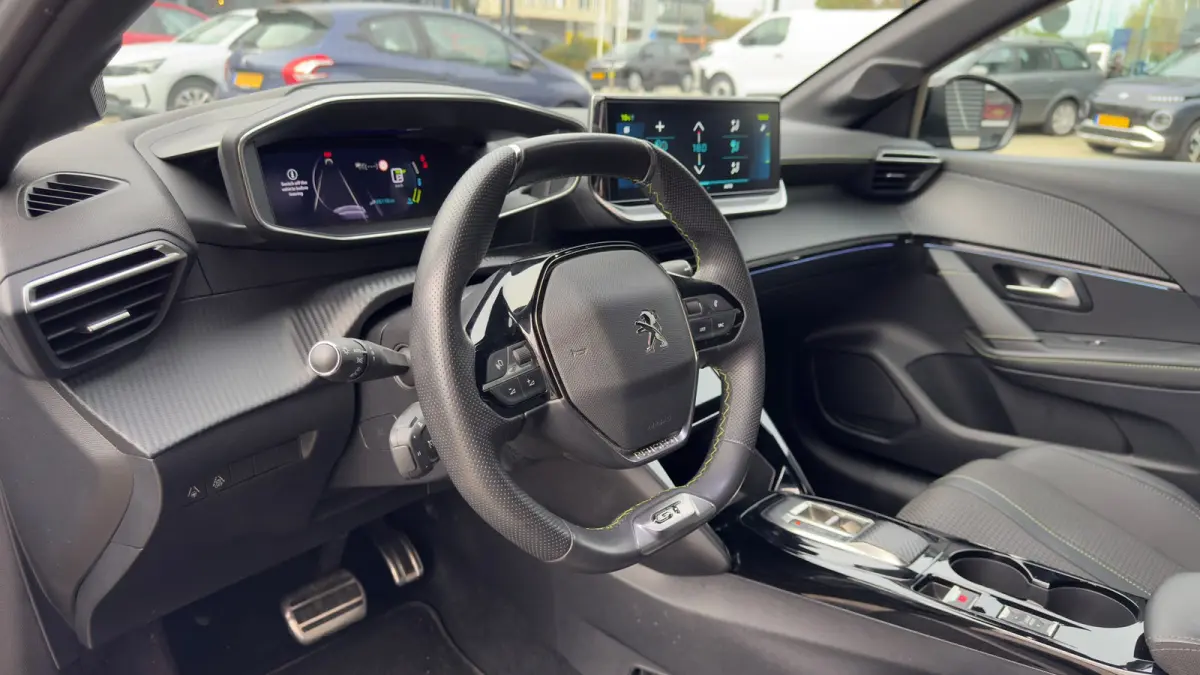 GT 50 kWh | Dodehoekdetectie | Stoel verwarming | Camera | Apple Carplay Android Auto | Parkeersensoren | | Achteruitrijcamera | Hemelbekleding donker | Lederen stuurwiel