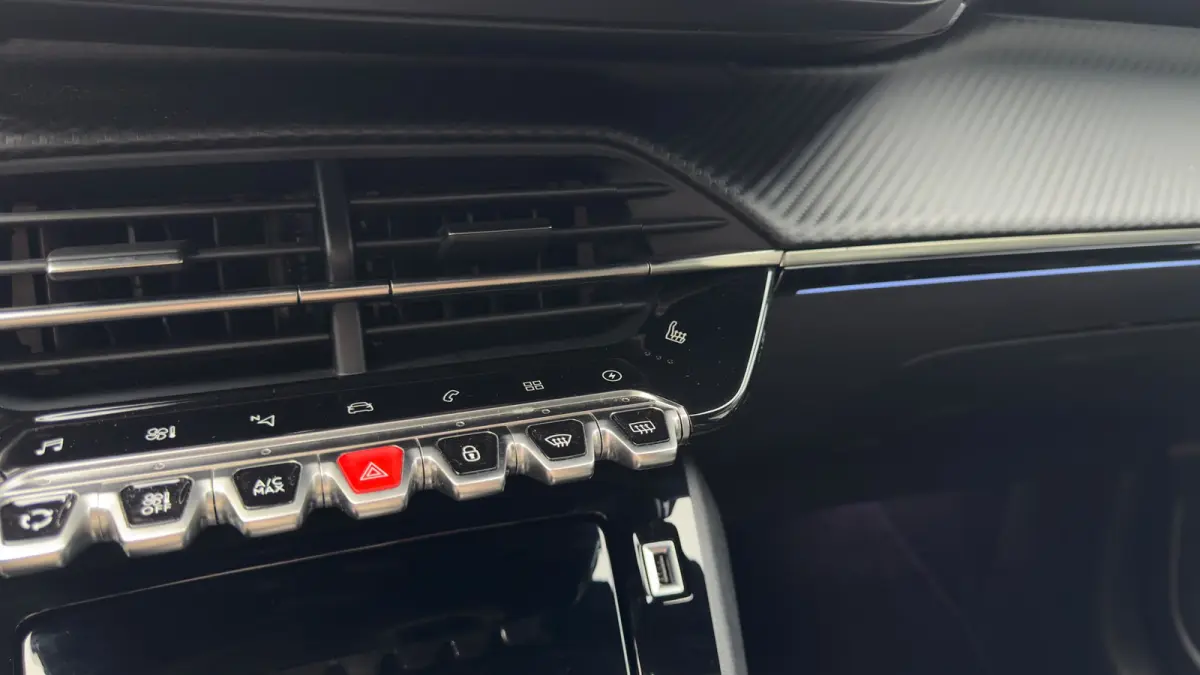 GT 50 kWh | Dodehoekdetectie | Stoel verwarming | Camera | Apple Carplay Android Auto | Parkeersensoren | | Achteruitrijcamera | Hemelbekleding donker | Lederen stuurwiel
