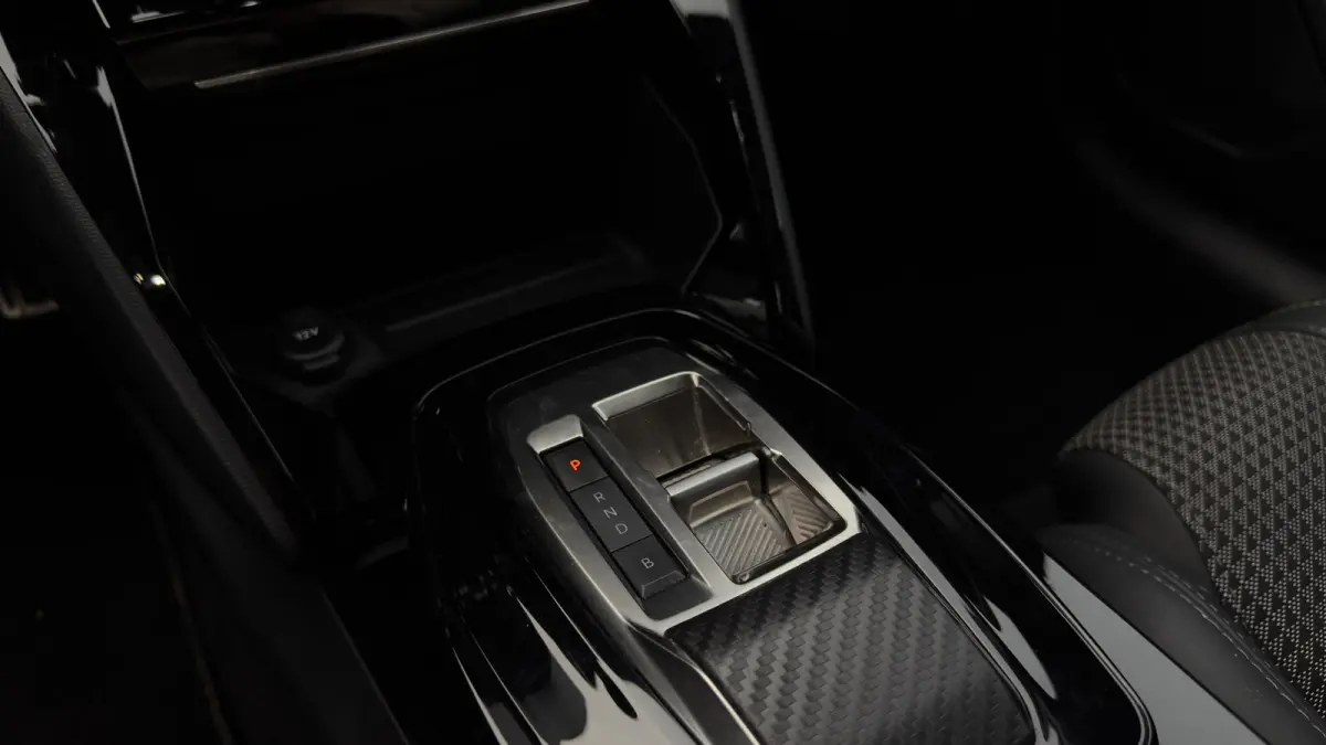 GT 50 kWh | Dodehoekdetectie | Stoel verwarming | Camera | Apple Carplay Android Auto | Parkeersensoren | | Achteruitrijcamera | Hemelbekleding donker | Lederen stuurwiel