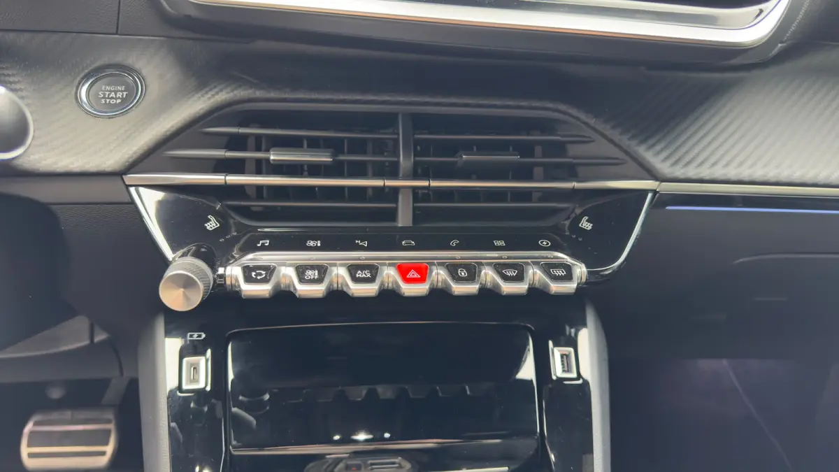 GT 50 kWh | Dodehoekdetectie | Stoel verwarming | Camera | Apple Carplay Android Auto | Parkeersensoren | | Achteruitrijcamera | Hemelbekleding donker | Lederen stuurwiel