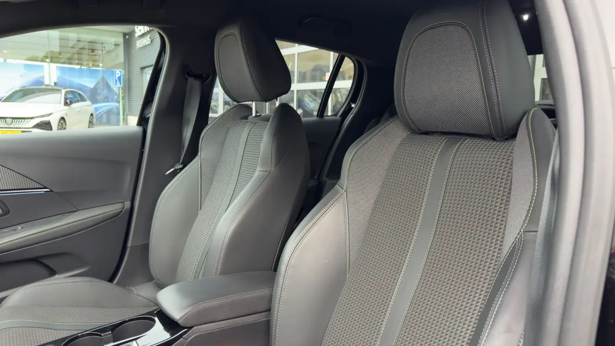 GT 50 kWh | Dodehoekdetectie | Stoel verwarming | Camera | Apple Carplay Android Auto | Parkeersensoren | | Achteruitrijcamera | Hemelbekleding donker | Lederen stuurwiel