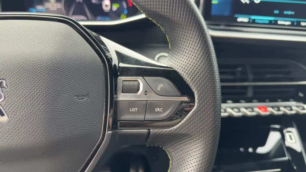 GT 50 kWh | Dodehoekdetectie | Stoel verwarming | Camera | Apple Carplay Android Auto | Parkeersensoren | | Achteruitrijcamera | Hemelbekleding donker | Lederen stuurwiel