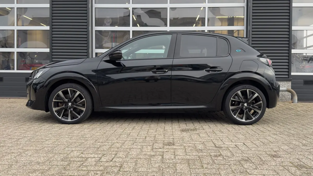 GT 50 kWh | Dodehoekdetectie | Stoel verwarming | Camera | Apple Carplay Android Auto | Parkeersensoren | | Achteruitrijcamera | Hemelbekleding donker | Lederen stuurwiel