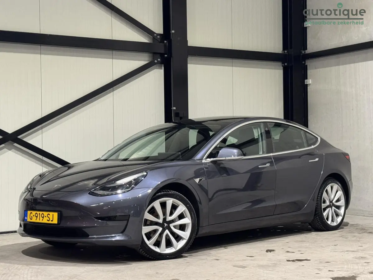 Standard RWD Plus 60 kWh | panorama | leder |