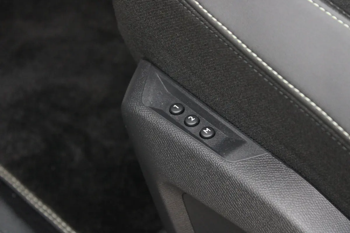 GT Avantage 73 kWh 7p | Fase 3 laden | SOH 97% | Luxe stoelen | Elektrische verstelbare stoelen | Alcantara | NL auto |