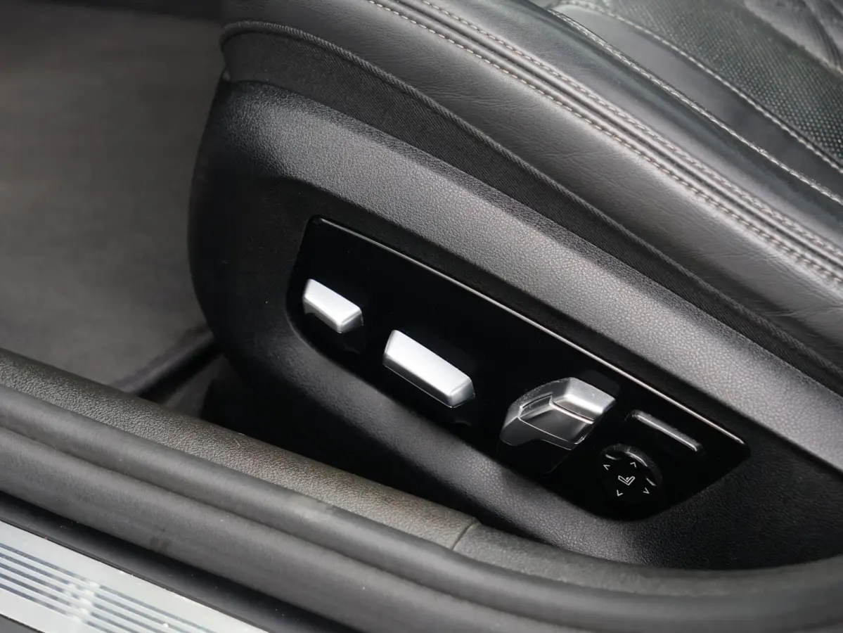540i xDrive High Executive M-sport | Soft close