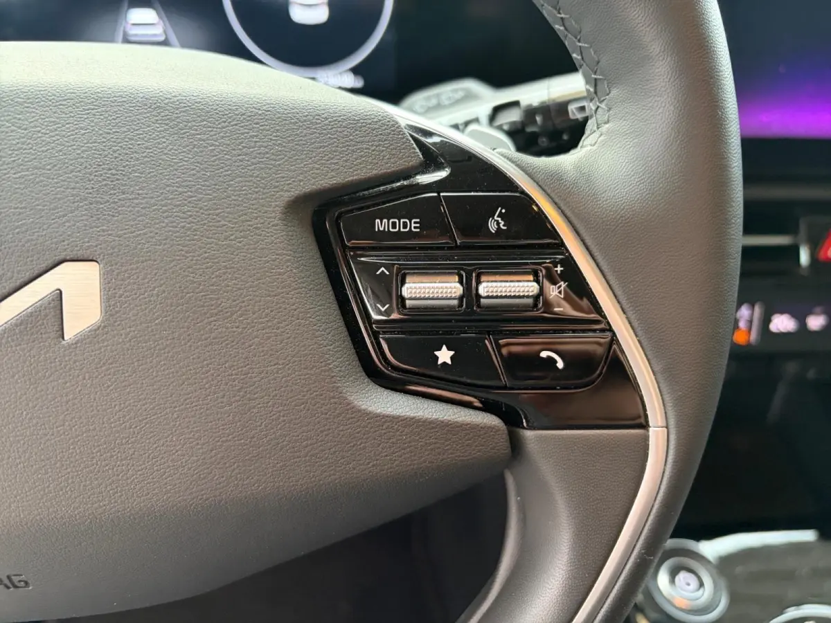 Edition Advanced 64.8 kWh | *1E EIGENAAR | FABRIEKSGARANTIE | *LAGE KM-STAND | APPLE CARPLAY/ ANDROID AUTO | STUUR/ STOELVERWARMING | NAVI | CAMERA | ETC…