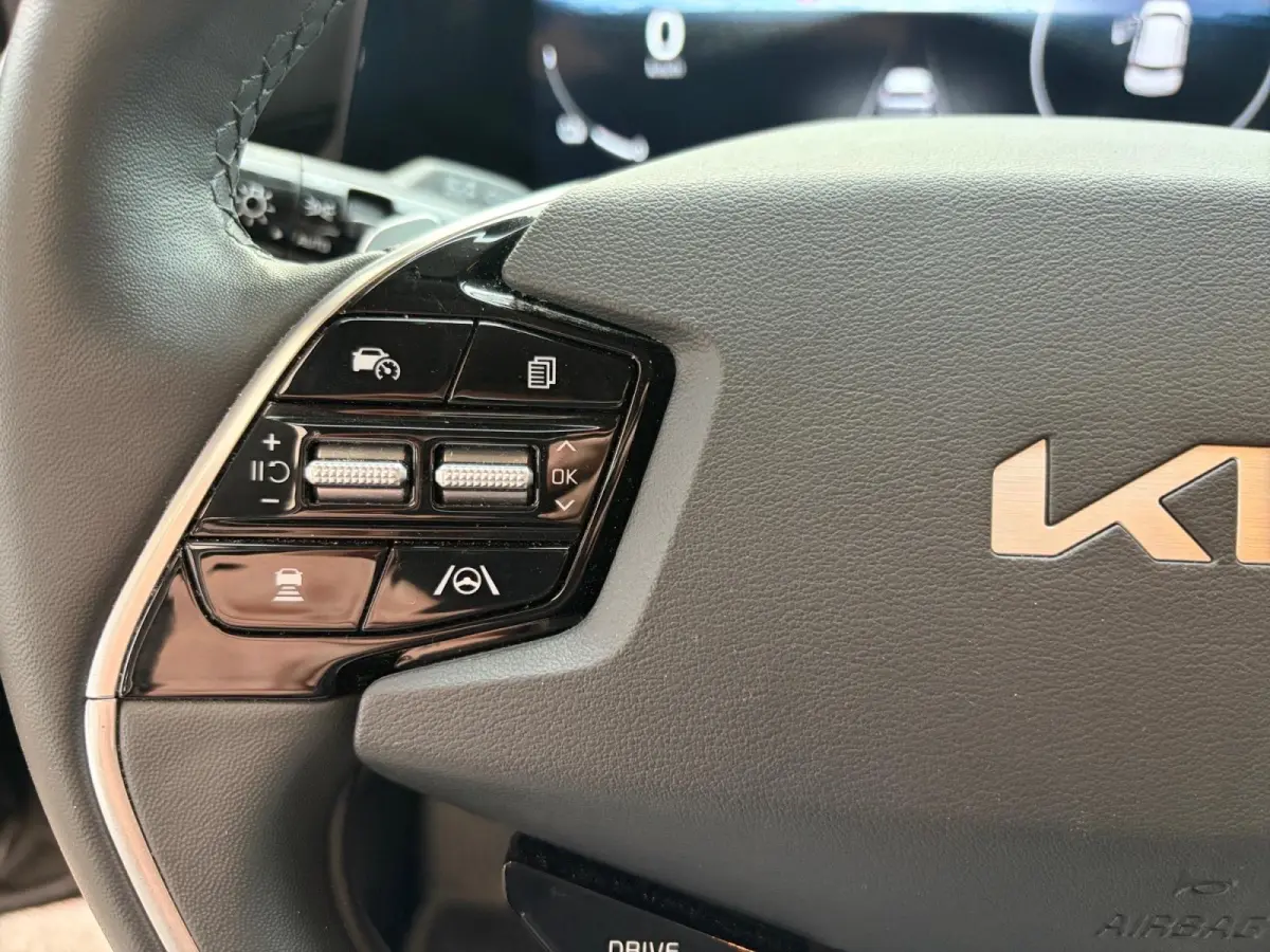 Edition Advanced 64.8 kWh | *1E EIGENAAR | FABRIEKSGARANTIE | *LAGE KM-STAND | APPLE CARPLAY/ ANDROID AUTO | STUUR/ STOELVERWARMING | NAVI | CAMERA | ETC…