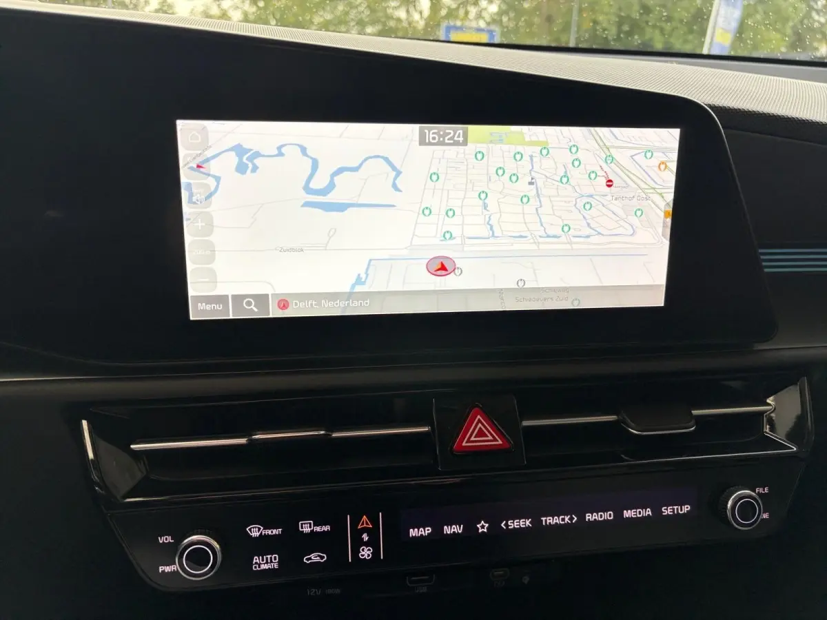 Edition Advanced 64.8 kWh | *1E EIGENAAR | FABRIEKSGARANTIE | *LAGE KM-STAND | APPLE CARPLAY/ ANDROID AUTO | STUUR/ STOELVERWARMING | NAVI | CAMERA | ETC…