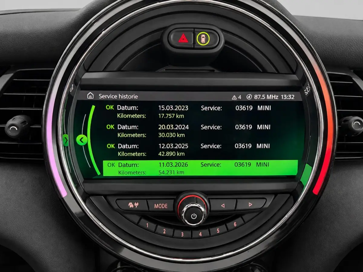 1.5 Cooper Summer Red Edition | LED | Automaat | Panoramadak | Harman Kardon Audio |  Airco | Cruise Control | Keyless Entry |