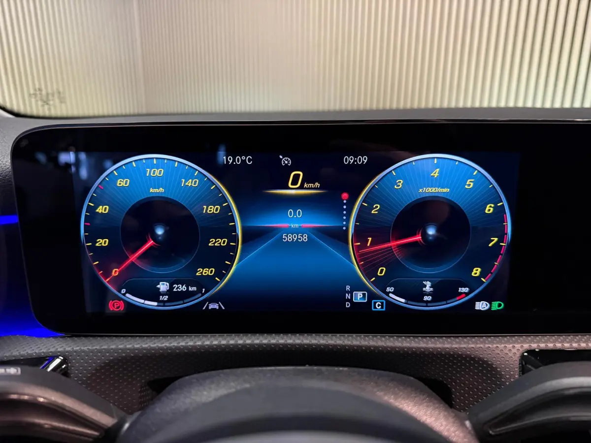 200 AMG STYLING-PANO-CAMERA-NIGHT-MULTISPAAKS-APPLE CARPLAY