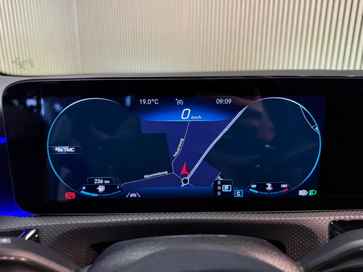 200 AMG STYLING-PANO-CAMERA-NIGHT-MULTISPAAKS-APPLE CARPLAY