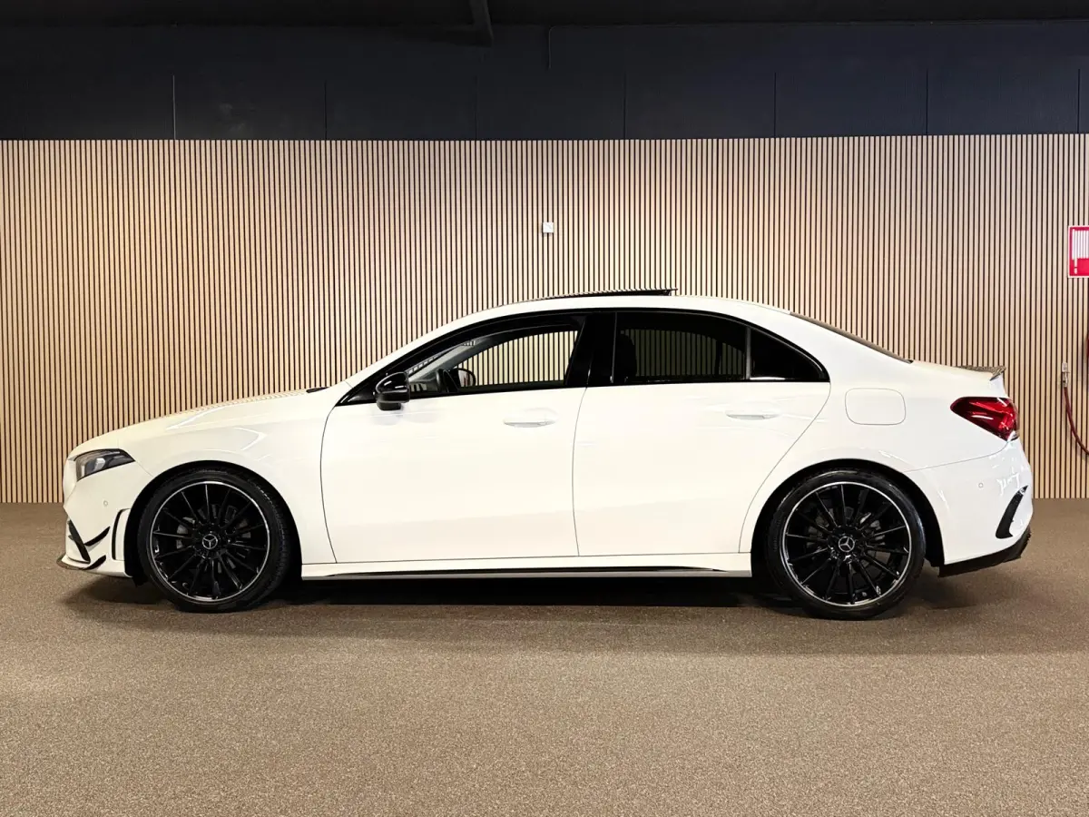 200 AMG STYLING-PANO-CAMERA-NIGHT-MULTISPAAKS-APPLE CARPLAY