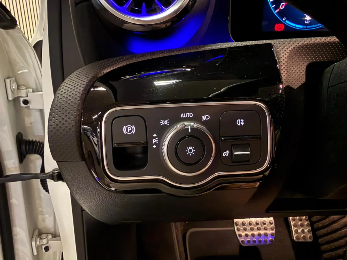 200 AMG STYLING-PANO-CAMERA-NIGHT-MULTISPAAKS-APPLE CARPLAY