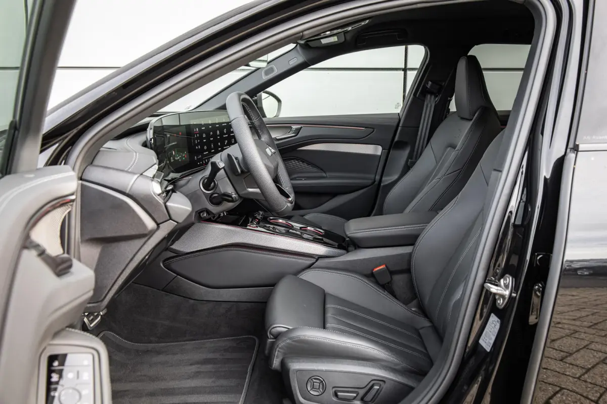 2.0 e-hybrid 367pk quattro S edition Competition | Luchtvering | HUD | Trekhaak | Stoelventilatie | B&O Audio | S6 Sierstukken