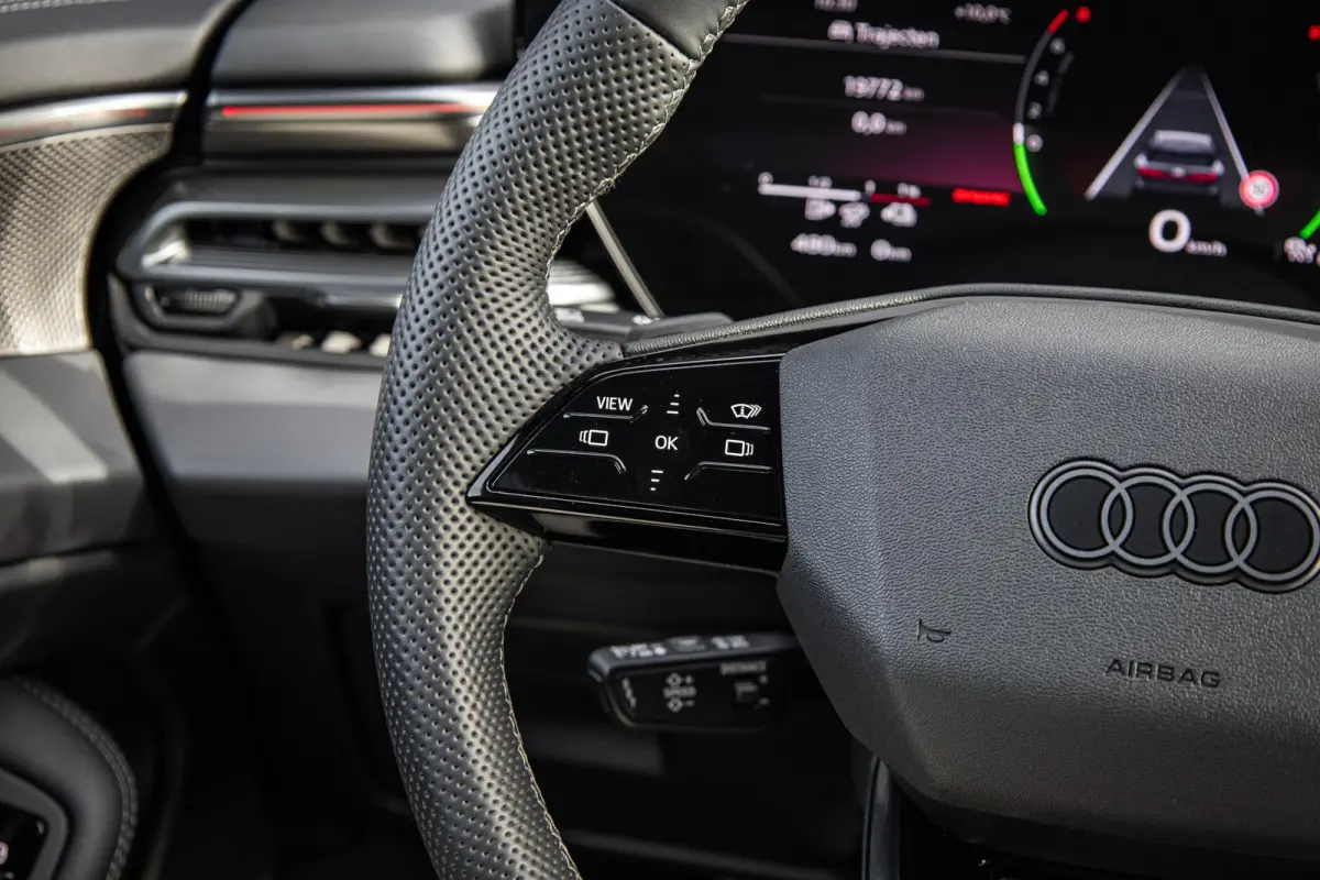 2.0 e-hybrid 367pk quattro S edition Competition | Luchtvering | HUD | Trekhaak | Stoelventilatie | B&O Audio | S6 Sierstukken