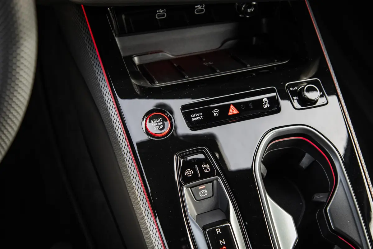 2.0 e-hybrid 367pk quattro S edition Competition | Luchtvering | HUD | Trekhaak | Stoelventilatie | B&O Audio | S6 Sierstukken