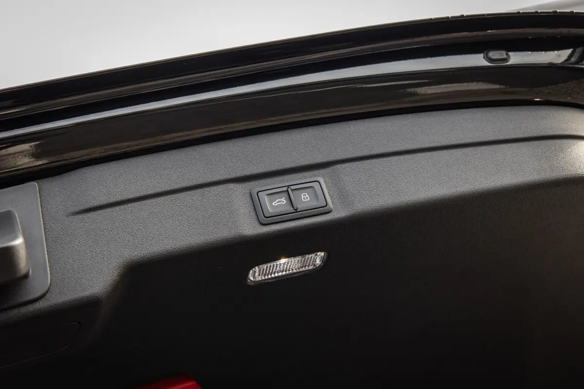 2.0 e-hybrid 367pk quattro S edition Competition | Luchtvering | HUD | Trekhaak | Stoelventilatie | B&O Audio | S6 Sierstukken