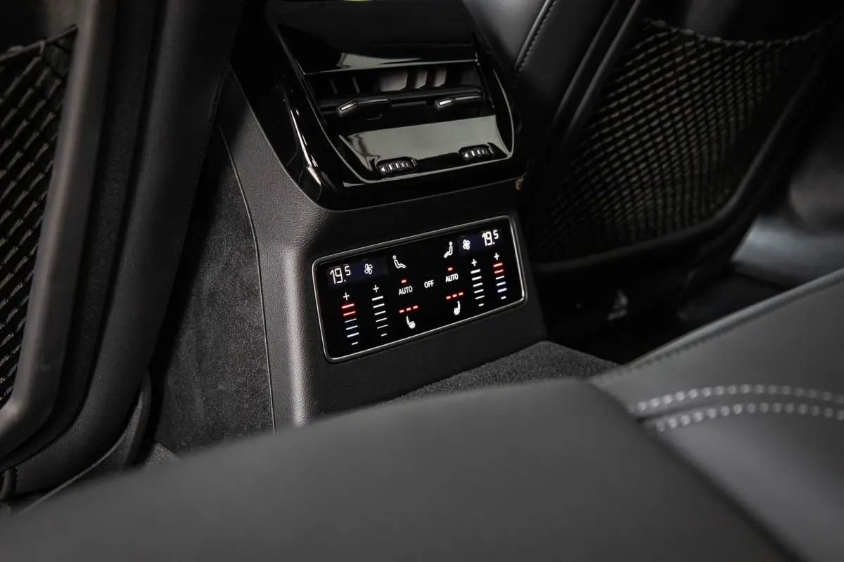 2.0 e-hybrid 367pk quattro S edition Competition | Luchtvering | HUD | Trekhaak | Stoelventilatie | B&O Audio | S6 Sierstukken