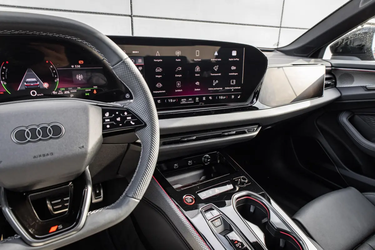 2.0 e-hybrid 367pk quattro S edition Competition | Luchtvering | HUD | Trekhaak | Stoelventilatie | B&O Audio | S6 Sierstukken