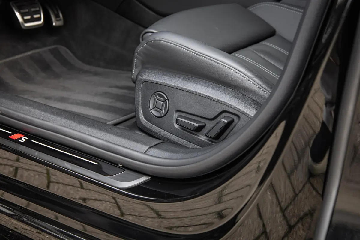 2.0 e-hybrid 367pk quattro S edition Competition | Luchtvering | HUD | Trekhaak | Stoelventilatie | B&O Audio | S6 Sierstukken