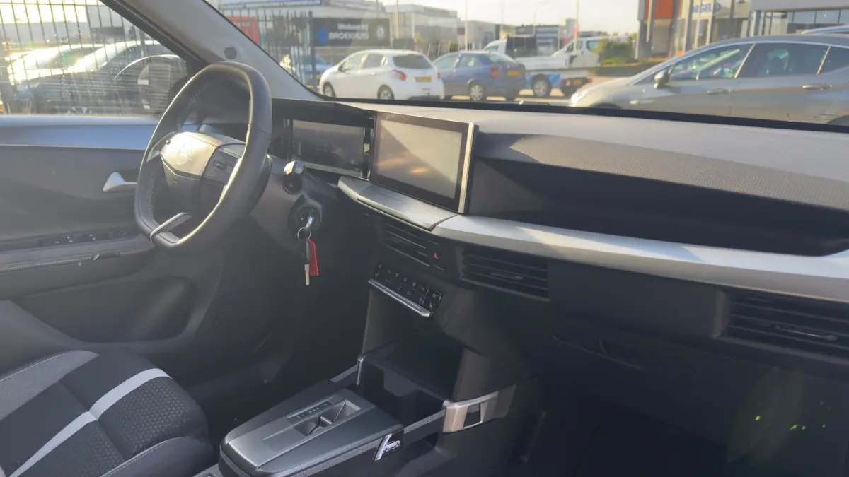 1.2 Turbo Hybrid GS | NL auto | Stoel + Stuur verwarming | Draadloze telefoon lader | Cruise | Apple Carplay / Android Auto | LMV |