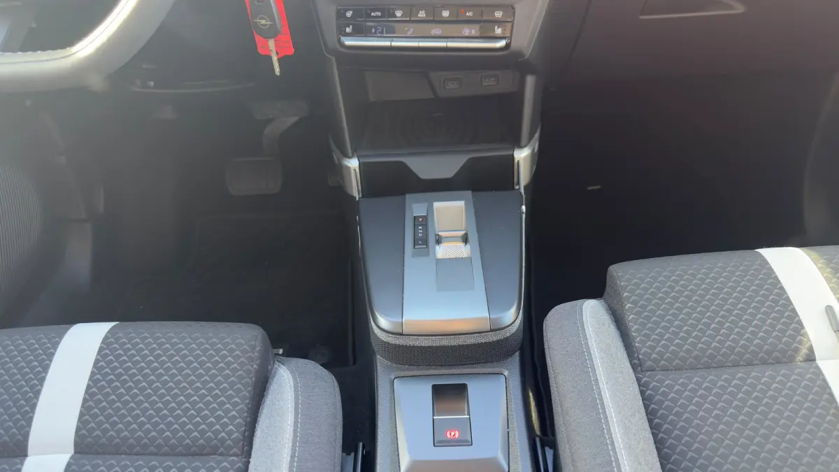 1.2 Turbo Hybrid GS | NL auto | Stoel + Stuur verwarming | Draadloze telefoon lader | Cruise | Apple Carplay / Android Auto | LMV |