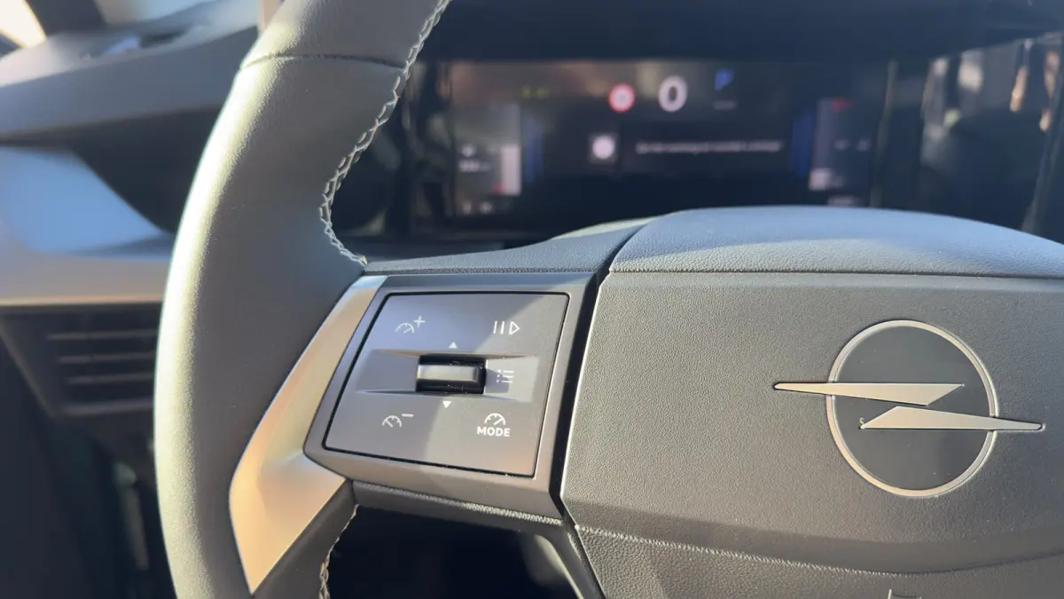 1.2 Turbo Hybrid GS | NL auto | Stoel + Stuur verwarming | Draadloze telefoon lader | Cruise | Apple Carplay / Android Auto | LMV |