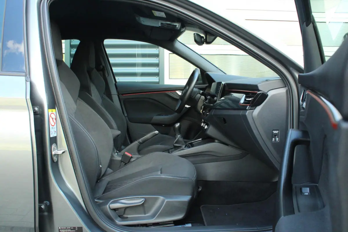 1.0 TSI 110pk Sport Business | Trekhaak Wegklapbaar | Cruise Control | Climate Control | All Season Banden | Parkeersensoren