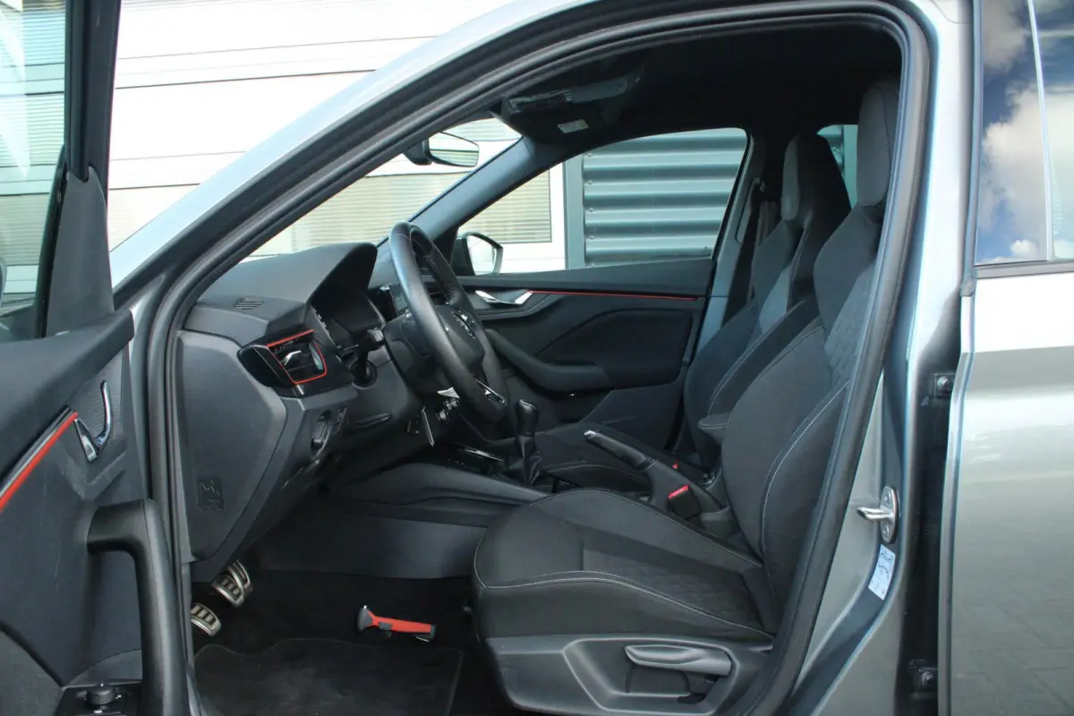 1.0 TSI 110pk Sport Business | Trekhaak Wegklapbaar | Cruise Control | Climate Control | All Season Banden | Parkeersensoren