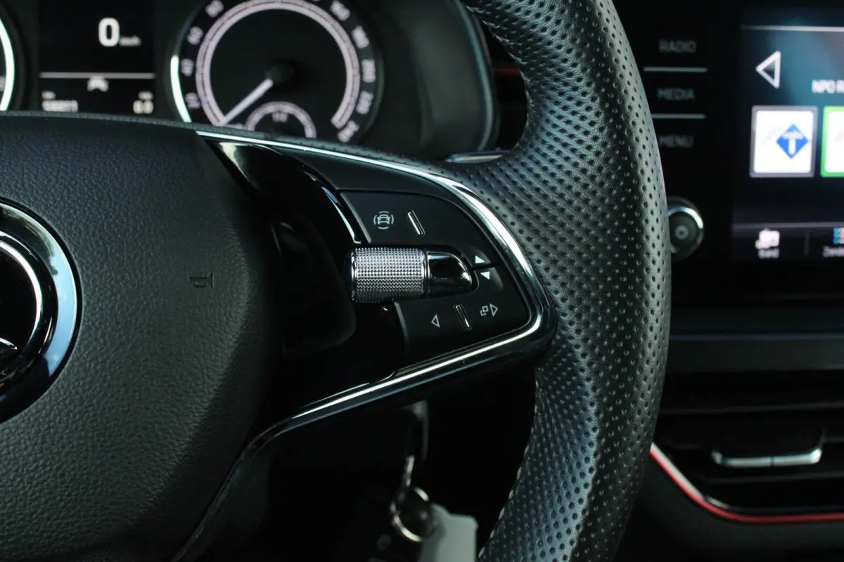 1.0 TSI 110pk Sport Business | Trekhaak Wegklapbaar | Cruise Control | Climate Control | All Season Banden | Parkeersensoren