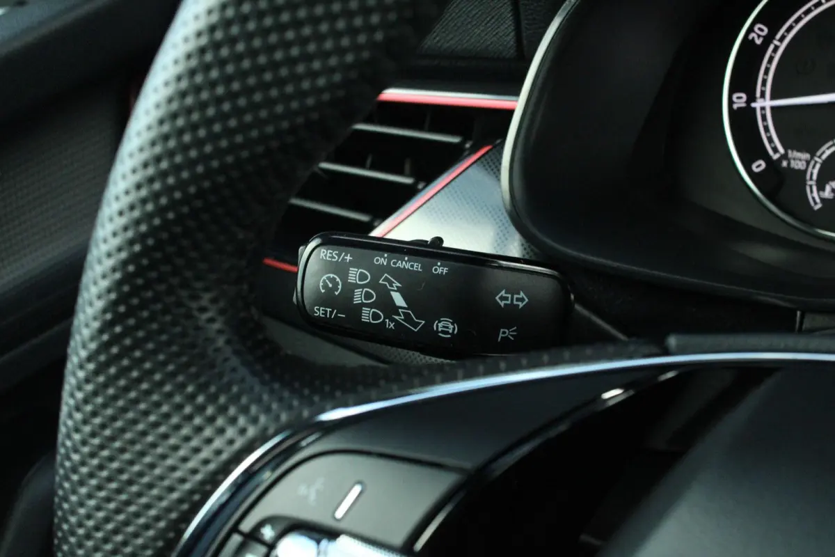 1.0 TSI 110pk Sport Business | Trekhaak Wegklapbaar | Cruise Control | Climate Control | All Season Banden | Parkeersensoren